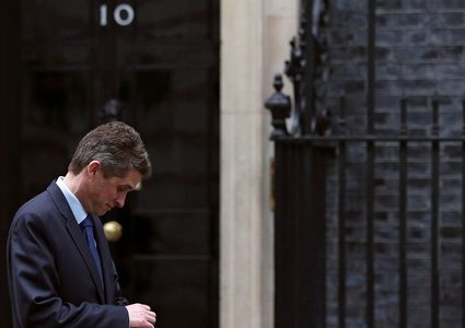 وزير الدفاع البريطاني المقال ينفي الضلوع في تسريب معلومات سرية