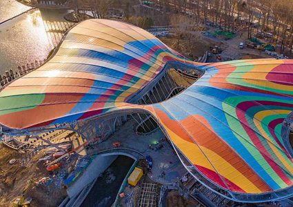 ماذا تخفي هذه الفراشة الملونة والضخمة في الصين؟؟