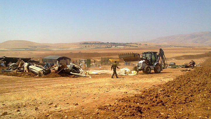 الاحتلال يهدم خيمة وبركسا جنوب الخليل