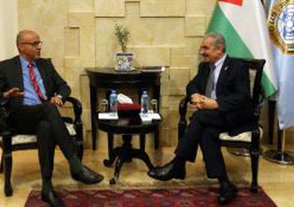 اشتية يبحث مع مسؤول أممي إمكانيات توحيد جهود التنمية