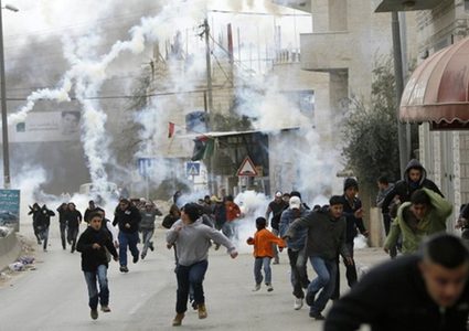 حالات اختناق جراء إطلاق الاحتلال قنابل الغاز صوب مدرسة الخليل