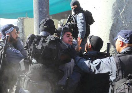 الاحتلال يعتدي على شاب ويصيبه بكسور ورضوض في الخليل