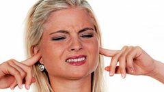 دراسة: النساء اللواتي يواجهن مشكلة "طنين الاذن" عرضة للانتحار