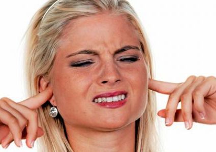 دراسة: النساء اللواتي يواجهن مشكلة "طنين الاذن" عرضة للانتحار