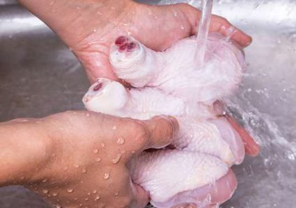 نصيحة طبية "غريبة" تكشف خطأ يرتكبه الجميع عند طهو الدجاج