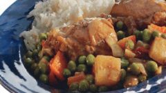 مرق الدجاج والبازيلا بالكاري