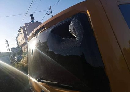 مستوطنون يهاجمون مركبات المواطنين بالقرب من مفترق "يتسهار"