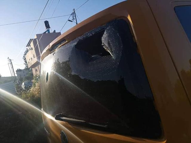 مستوطنون يهاجمون مركبات المواطنين بالقرب من مفترق "يتسهار"