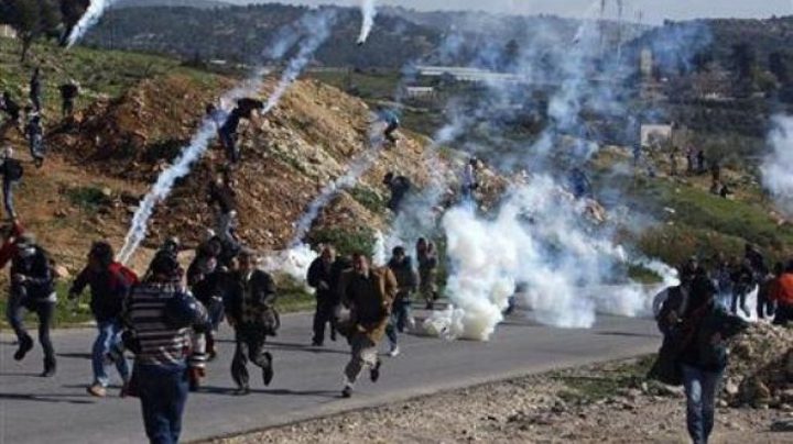 اصابات بالاختناق واندلاع حرائق جراء قمع الاحتلال مسيرة نعلين