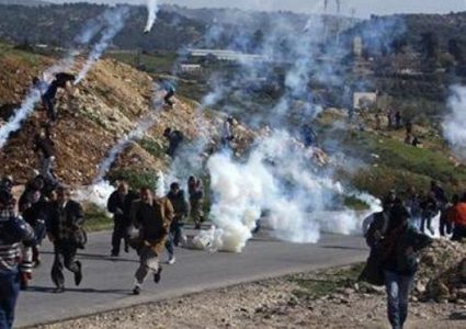 اصابات بالاختناق واندلاع حرائق جراء قمع الاحتلال مسيرة نعلين