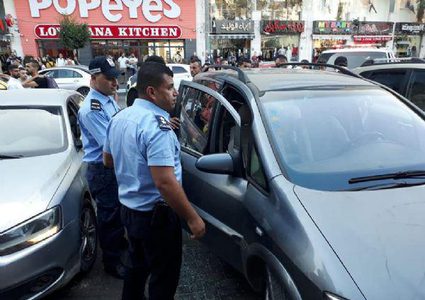 انقاذ طفلين أغلق والدهما المركبه عليهما في الخليل