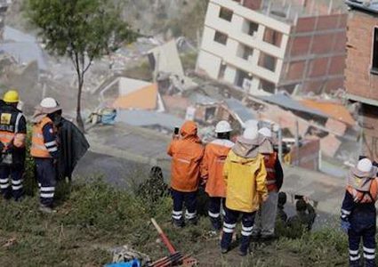 انهيار أرضي "مروع" يبتلع عشرات المنازل في بوليفيا