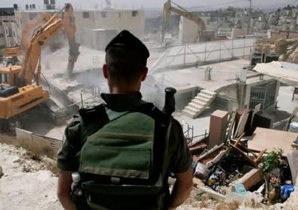 الاحتلال يفرض الحبس المنزلي والابعاد على مقدسي بعد أن هدم منزله