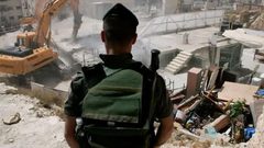 الاحتلال يفرض الحبس المنزلي والابعاد على مقدسي بعد أن هدم منزله