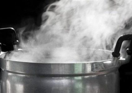 وفاة طفل بعد سقوطه في إناء طهي