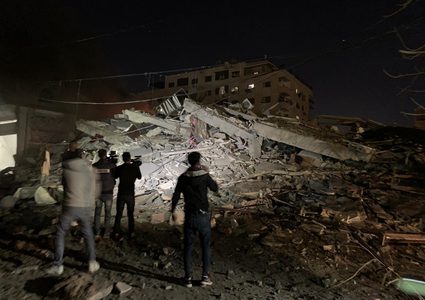 طائرات الاحتلال تدمر عمارتين سكنيتين في مدينة غزة