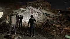 طائرات الاحتلال تدمر عمارتين سكنيتين في مدينة غزة