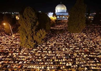 المبعدون عن "الأقصى" يؤكدون حقهم بالصلاة في المسجد