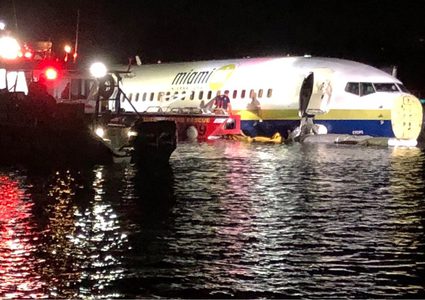 طائرة بوينغ تقل 136 راكبا "تنزلق" في نهر بفلوريدا الأمريكية