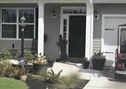 تمساح يحاول قرع جرس منزل