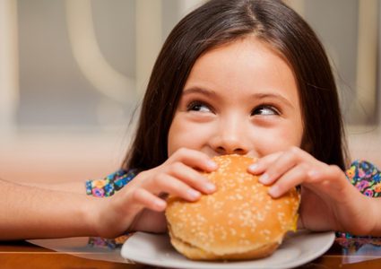أضرار الوجبات السريعة على الأطفال وحيل للإقلاع عنها