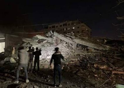 طائرات الاحتلال تدمر عمارة سكنية في مدينة غزة
