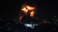 الطيران الحربي الإسرائيلي يدمر بناية سكنية في تل الهوا غرب غزة