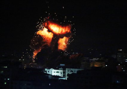 الطيران الحربي الإسرائيلي يدمر بناية سكنية في تل الهوا غرب غزة