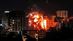 العدوان مستمر .. 3 شهداء بينهم رضيعة بقصف أحد الأبراج شمال القطاع
