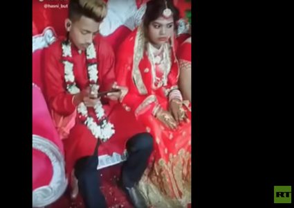 عريس يتجاهل عروسه في حفل الزفاف بسبب الـ "PUBG"