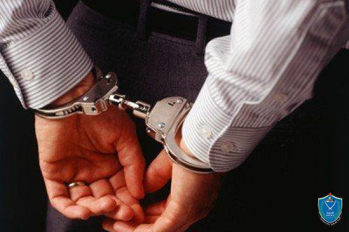 الشرطة تقبض على شخص فار من وجه العدالة