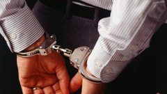 الشرطة تقبض على شخص فار من وجه العدالة