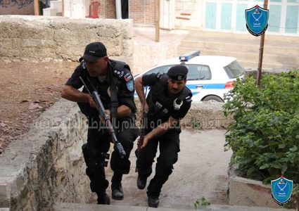 الشرطة تقبض على 4 أشخاص بعد اعتدائهم على مشفى الخليل الحكومي