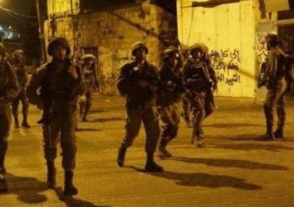 اعتقال (14) مواطنًا بالضفة الغربية