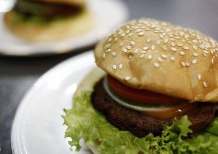 الطعام يسبب الاكتئاب أحيانا.. ودراسة تكشف السر