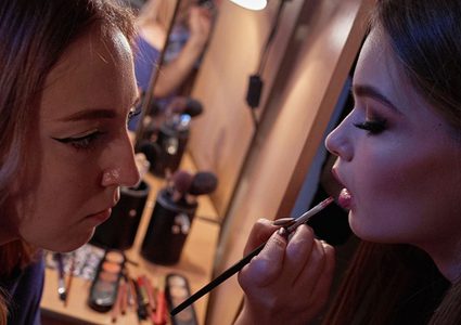 شاب يطلق خط إنتاج لمستحضرات التجميل بـ10 دولارات