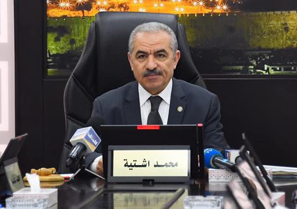 اشتية: الحكومة ستسيّر مساعدات إغاثية وطبية لقطاع غزة