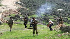 مستوطنون يجرفون أراضي جنوب نابلس لشق طريق استيطانية