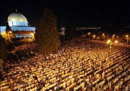 الآلاف يؤدون صلاة التراويح في رحاب المسجد الأقصى