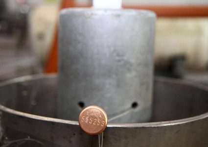 إيران تتحدى العقوبات باستئناف أنشطتها النووية