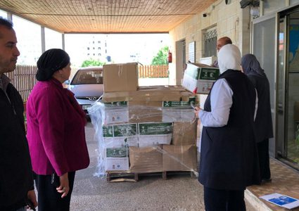 غنام تسلم طروداً غذائية لمستحقيها في رام الله والبيرة