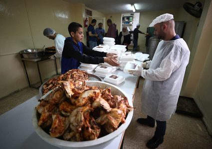 تحضير  وجبات افطار رمضانية في تكية نابلس