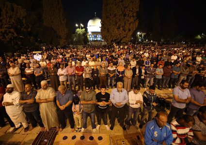 آلاف المواطنين يؤدون "العشاء" و"التراويح" في رحاب المسجد الأقصى