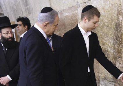 نتنياهو يؤدي طقوسا تلمودية في ساحة البراق