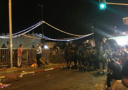 مواجهات بمنطقة "باب العامود" والاحتلال يطلق قنابل الصوت