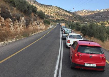 مستوطنون يعرقلون حركة المرور شمال رام الله