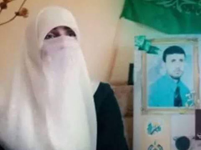 السجن 16 شهرًا للمعتقلة دينا الكرمي