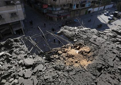 أصحاب المنازل المدمرة بغزة يواصلون اعتصامهم أمام مقر الأونروا