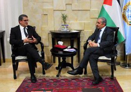 اشتية يبحث مع المبعوث السويسري لعملية السلام التطورات السياسية