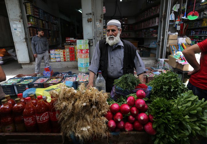 أجواء شهر رمضان المبارك في احدى أسواق مدينة غزة .